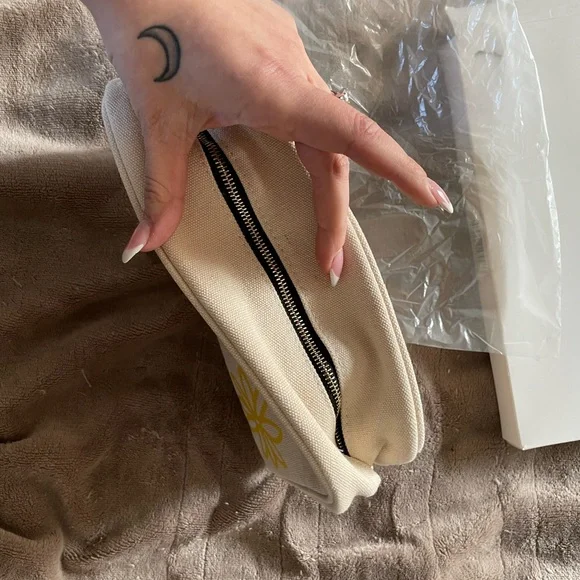 New Marc Jacobs Makeup Bag - Picture 4 of 5